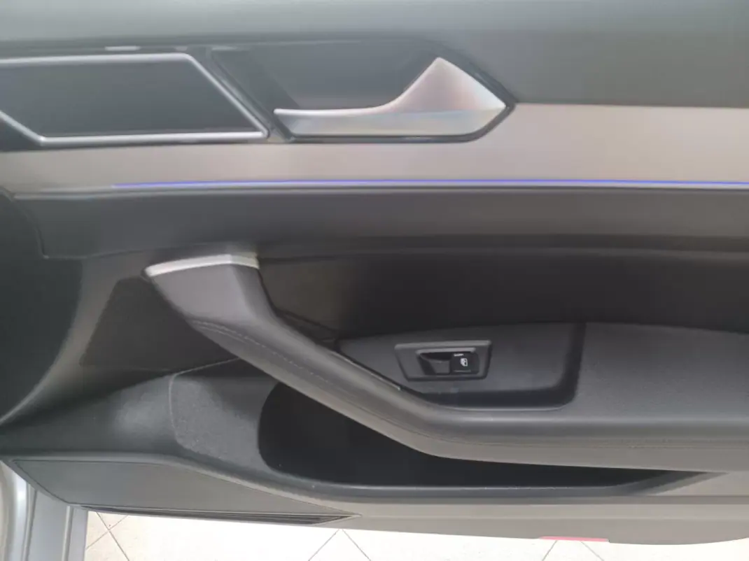Volkswagen Passat 2017 - 19390 EUR, 112082 km - AUTO.MOTO.pt - 112082km - foto 28 de 40