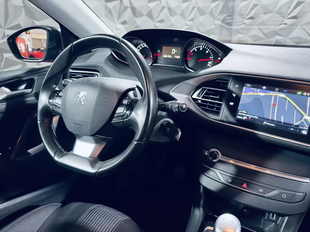 Peugeot 308 2019 - 14990 EUR, 62170 km - AUTO.MOTO.pt - 62170km - foto 22 de 36
