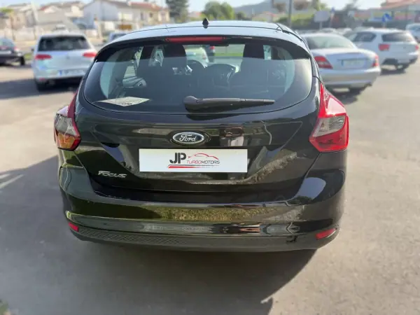 Ford Focus 2014 - 8250 EUR, 213902 km - AUTO.MOTO.pt - 213902km - foto 8 de 19