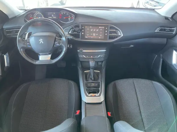 Peugeot 308 2019 - 11900 EUR, 181000 km - AUTO.MOTO.pt - 181000km - foto 6 de 13