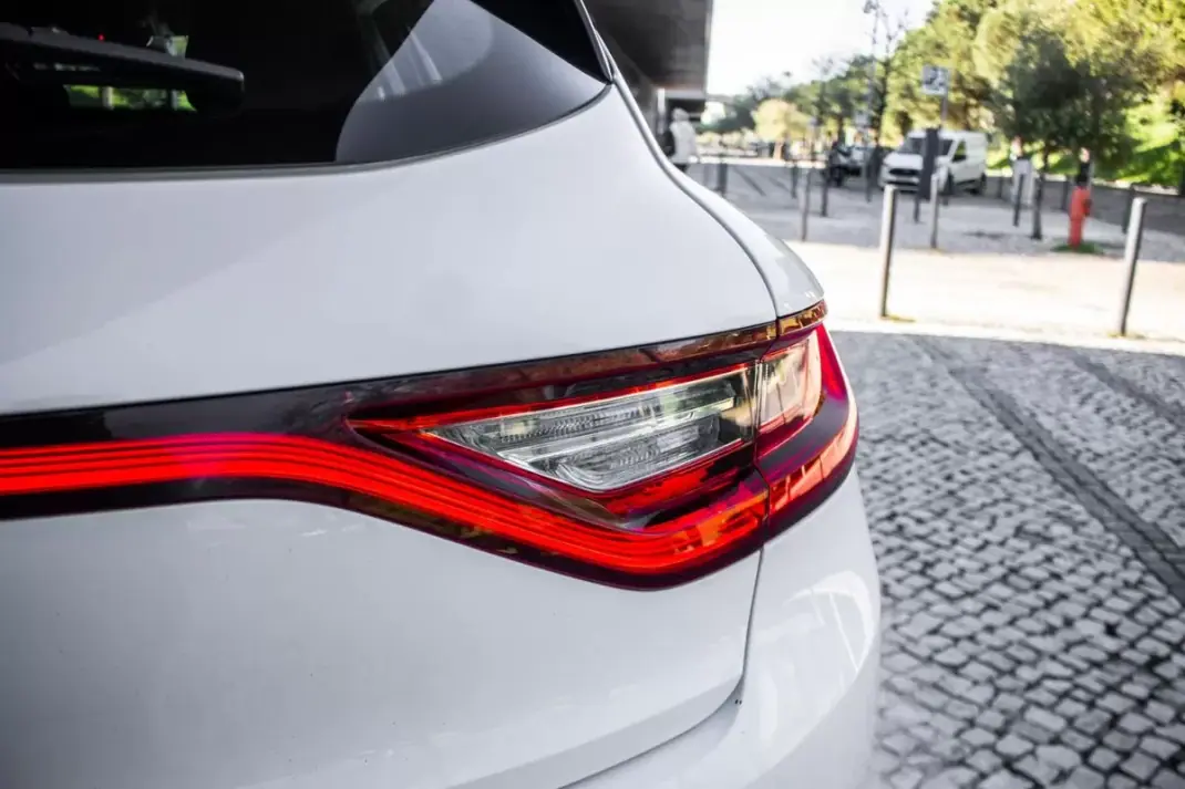 Renault Mégane 2019 - 9870 EUR, 301536 km - AUTO.MOTO.pt - 301536km - foto 11 de 38