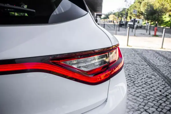 Renault Mégane 2019 - 9870 EUR, 301536 km - AUTO.MOTO.pt - 301536km - foto 11 de 38