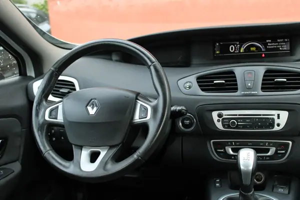 Renault Scénic 2012 - 7900 EUR, 212000 km - AUTO.MOTO.pt - 212000km - foto 17 de 21
