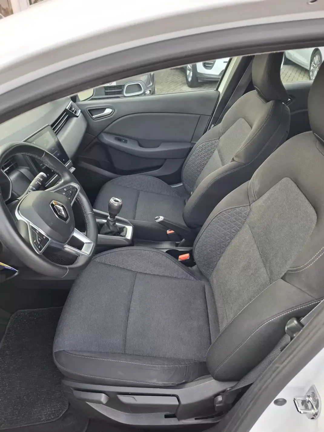 Renault Clio 2019 - 15000 EUR, 62800 km - AUTO.MOTO.pt - 62800km - foto 12 de 32