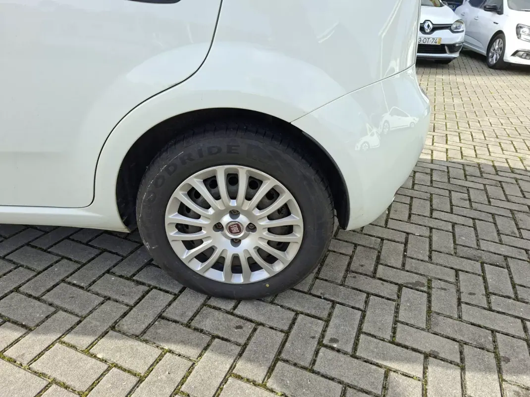 Fiat Punto 2017 - 8750 EUR, 114752 km - AUTO.MOTO.pt - 114752km - foto 9 de 26