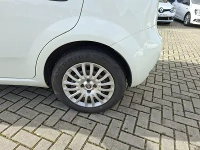 Fiat Punto 2017 - 8750 EUR, 114752 km - AUTO.MOTO.pt - 114752km - foto 9 de 26