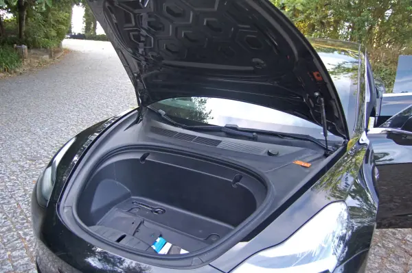 Tesla Model 3 2020 - 22750 EUR, 81000 km - AUTO.MOTO.pt - 81000km - foto 13 de 15