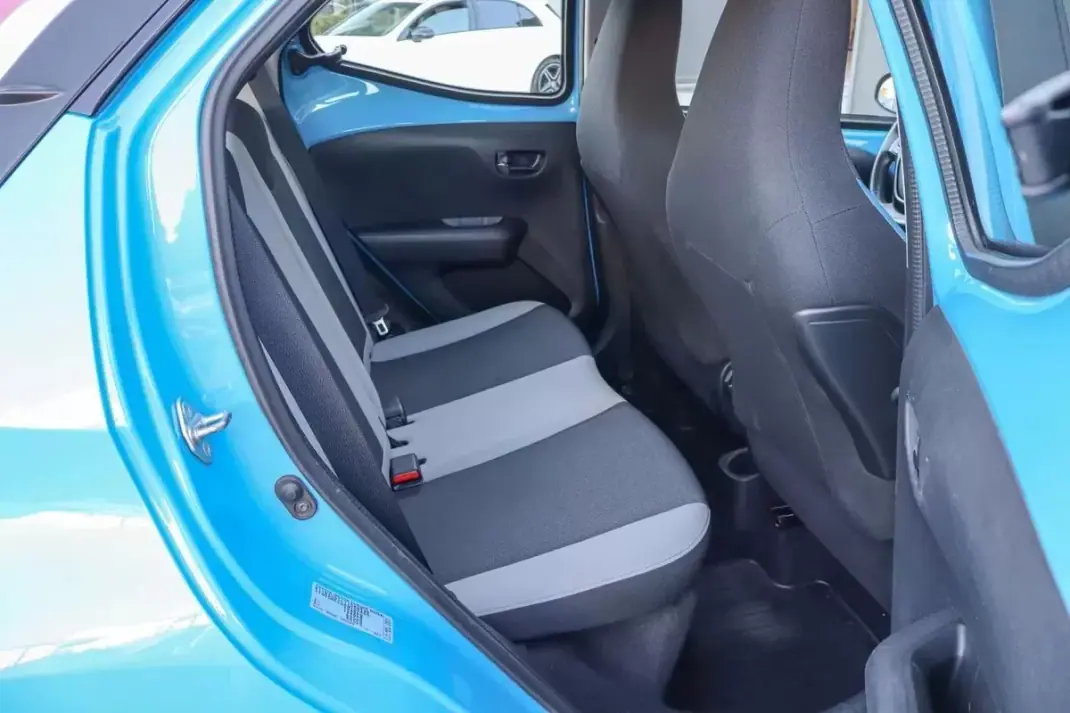 Toyota Aygo 2015 - 7990 EUR, 90537 km - 90537km - foto 17 de 20