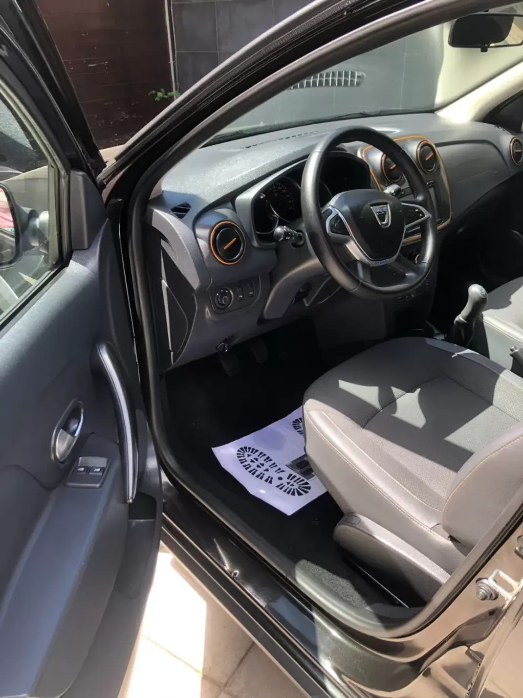 Dacia Sandero 2018 - 9900 EUR, 121000 km - AUTO.MOTO.pt - 121000km - foto 10 de 30