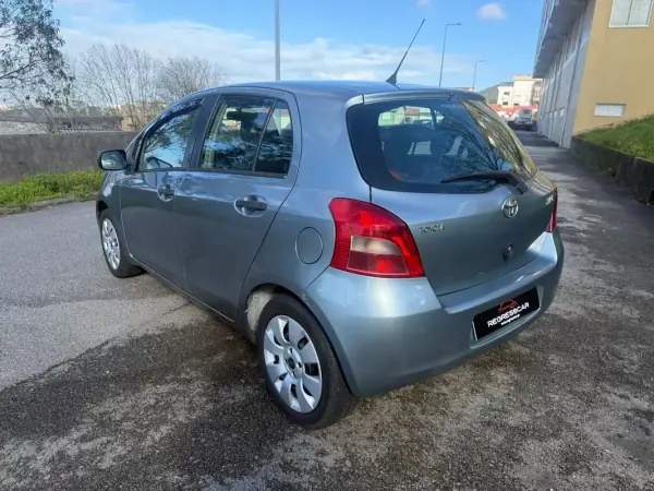 Toyota Yaris 2006 - 5400 EUR, 162000 km - AUTO.MOTO.pt - 162000km - foto 7 de 23
