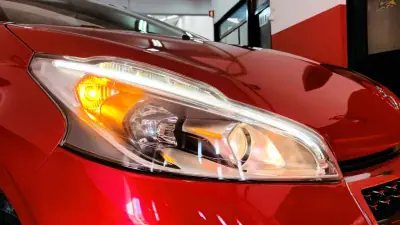 Peugeot 208 2015 - 11990 EUR, 110463 km - AUTO.MOTO.pt - 110463km - foto 5 de 71