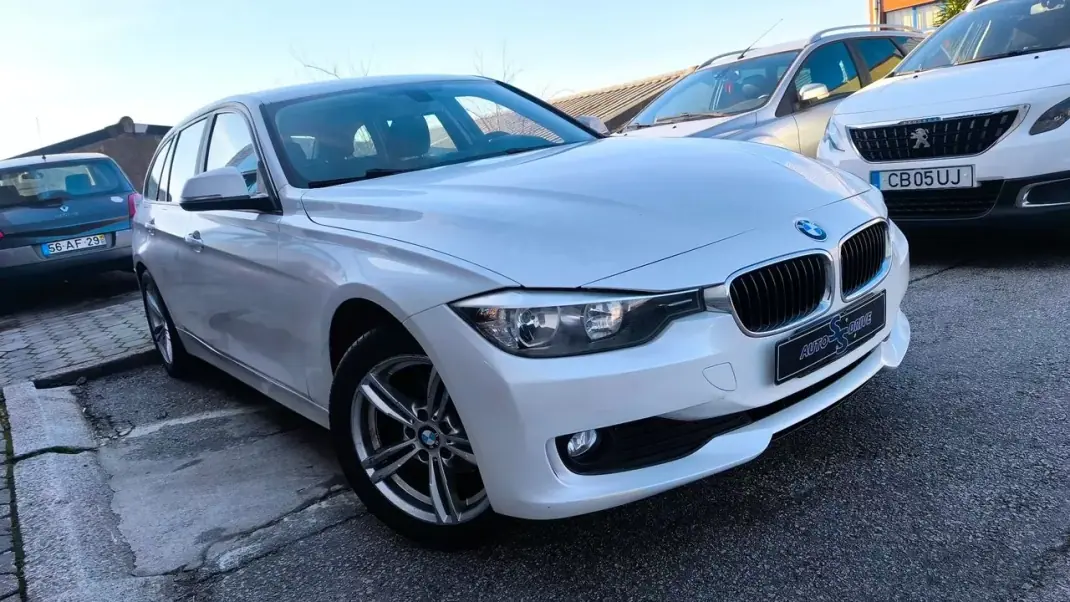 BMW 318 2015 - 12900 EUR, 195000 km - AUTO.MOTO.pt - 195000km - foto 12 de 20