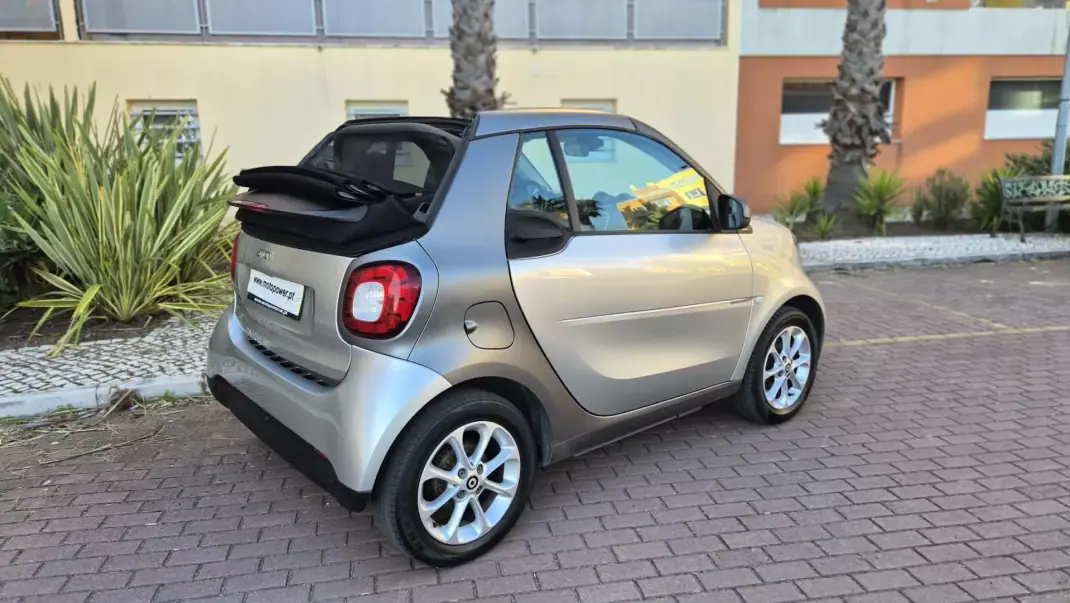 Smart Fortwo Cabrio 2017 - 12480 EUR, 84000 km - AUTO.MOTO.pt - 84000km - foto 13 de 17