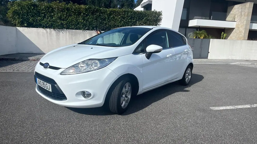 Ford Fiesta 2013 - 7450 EUR, 175000 km - AUTO.MOTO.pt - 175000km - foto 1 de 14