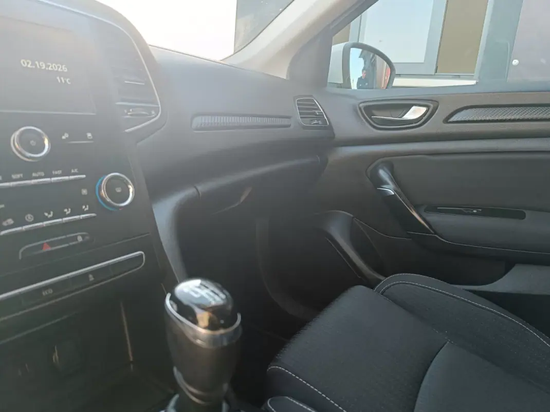 Renault Mégane 2019 - 12900 EUR, 192111 km - AUTO.MOTO.pt - 192111km - foto 25 de 26