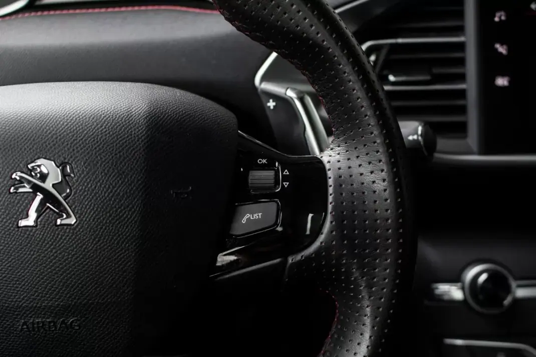 Peugeot 308 2020 - 17990 EUR, 142466 km - AUTO.MOTO.pt - 142466km - foto 15 de 45