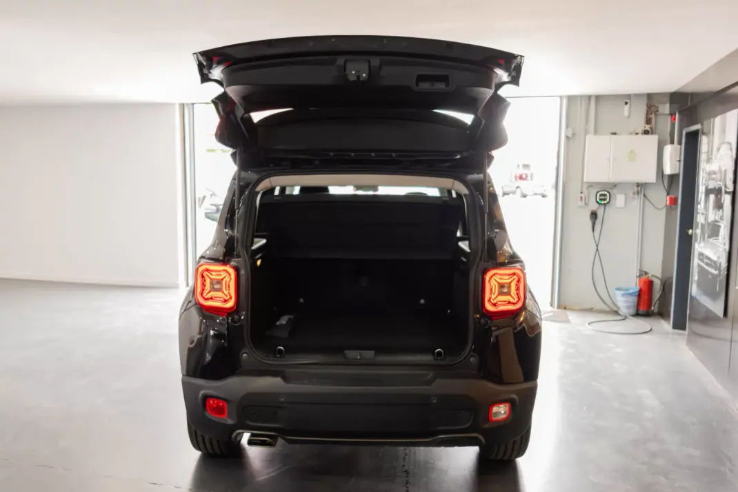 Jeep Renegade 2019 - 17900 EUR, 106000 km - AUTO.MOTO.pt - 106000km - foto 11 de 19