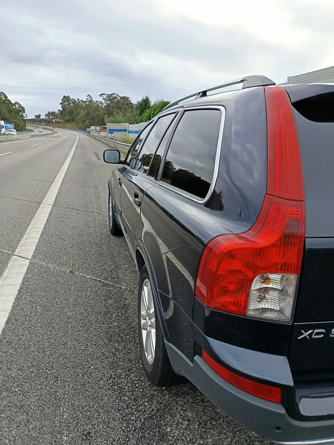 Volvo XC 90 2007 - 14000 EUR, 227500 km - AUTO.MOTO.pt - 227500km - foto 10 de 13