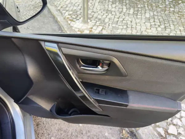 Toyota Auris Touring Sports 2015 - 11480 EUR, 229000 km - AUTO.MOTO.pt - 229000km - foto 16 de 39