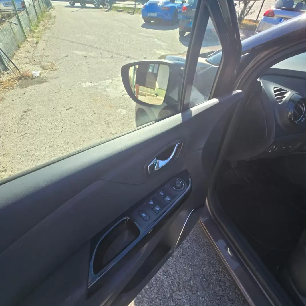 Renault Captur 2015 - 8950 EUR, 233891 km - 233891km - foto 14 de 14