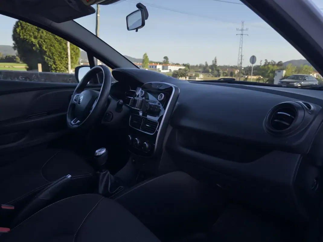 Renault Clio VAN 1.5 Blue DCi AIR NAV 2017 - 8990 EUR, 231000 km - AUTO.MOTO.pt - 231000km - foto 23 de 26