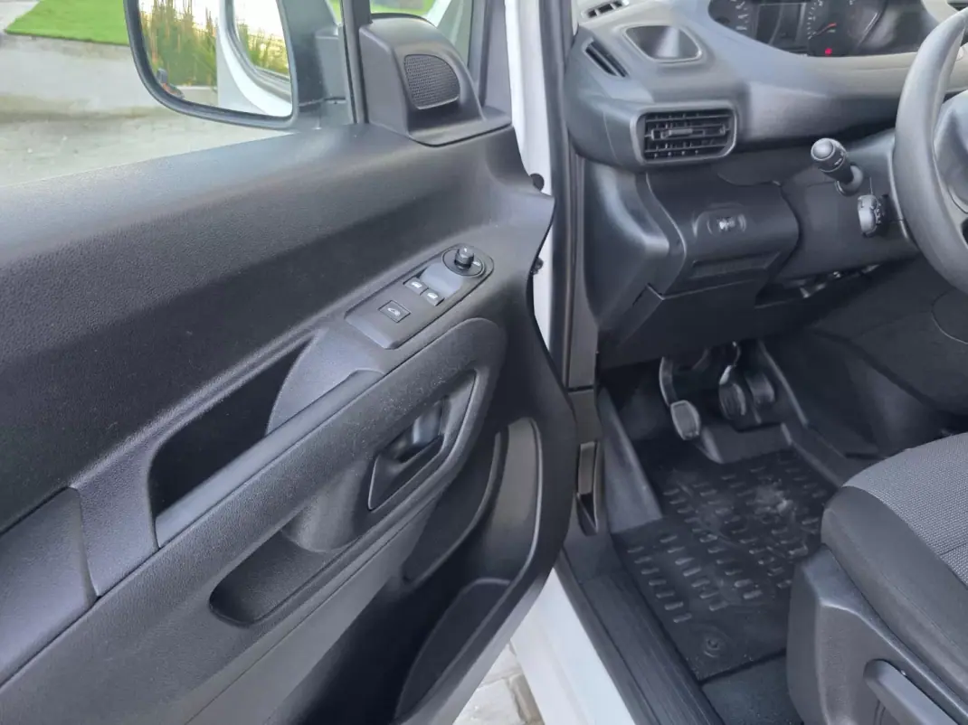 Peugeot Partner 2019 - 14900 EUR, 73560 km - AUTO.MOTO.pt - 73560km - foto 44 de 52