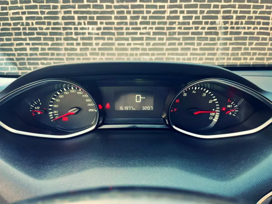 Peugeot 308 2014 - 12500 EUR, 151000 km - AUTO.MOTO.pt - 151000km - foto 12 de 16