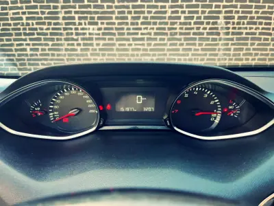 Peugeot 308 2014 - 12500 EUR, 151000 km - AUTO.MOTO.pt - 151000km - foto 12 de 16