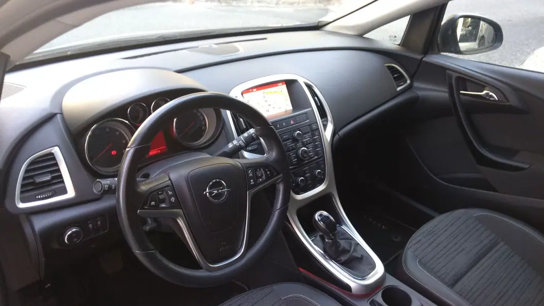 Opel Astra Sports Tourer 2016 - 7490 EUR, 250000 km - AUTO.MOTO.pt - 250000km - foto 13 de 49