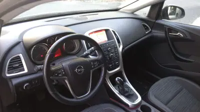 Opel Astra Sports Tourer 2016 - 7490 EUR, 250000 km - AUTO.MOTO.pt - 250000km - foto 13 de 49
