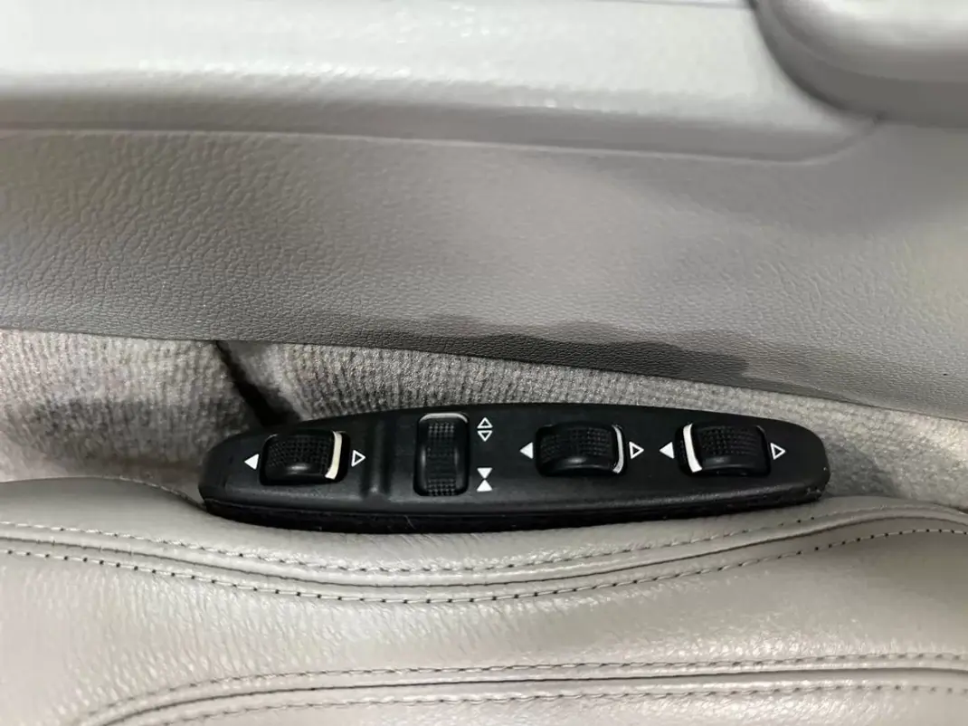 Mercedes-Benz E 250 2011 - 13800 EUR, 336000 km - AUTO.MOTO.pt - 336000km - foto 16 de 19