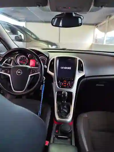 Opel Astra Sports Tourer 2015 - 5600 EUR, 203000 km - AUTO.MOTO.pt - 203000km - foto 5 de 11