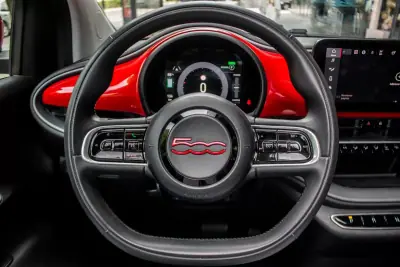 Fiat 500e C 2021 - 16750 EUR, 53714 km - AUTO.MOTO.pt - 53714km - foto 12 de 38