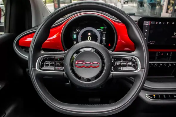 Fiat 500e C 2021 - 16750 EUR, 53714 km - AUTO.MOTO.pt - 53714km - foto 12 de 38