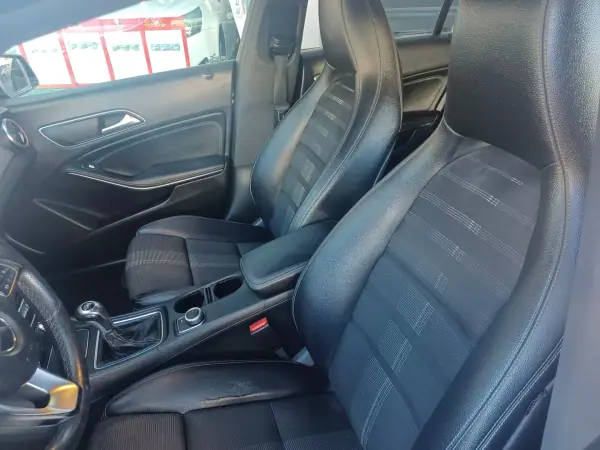 Mercedes-Benz CLA 180 2016 - 16890 EUR, 138109 km - AUTO.MOTO.pt - 138109km - foto 13 de 34
