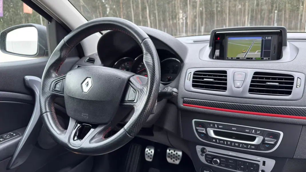 Renault Mégane Sport Tourer 2013 - 9950 EUR, 182000 km - AUTO.MOTO.pt - 182000km - foto 20 de 41