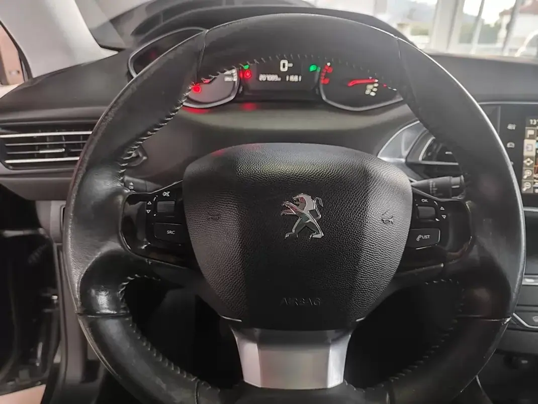 Peugeot 308 2014 - 9350 EUR, 207000 km - AUTO.MOTO.pt - 207000km - foto 25 de 34