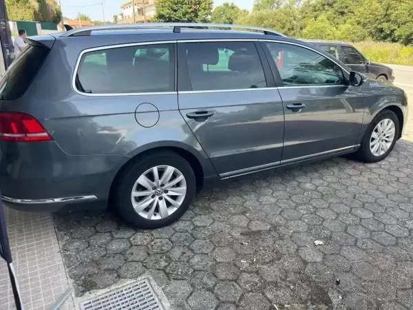 Volkswagen Passat 2009 - 8900 EUR, 300000 km - AUTO.MOTO.pt - 300000km - foto 3 de 12