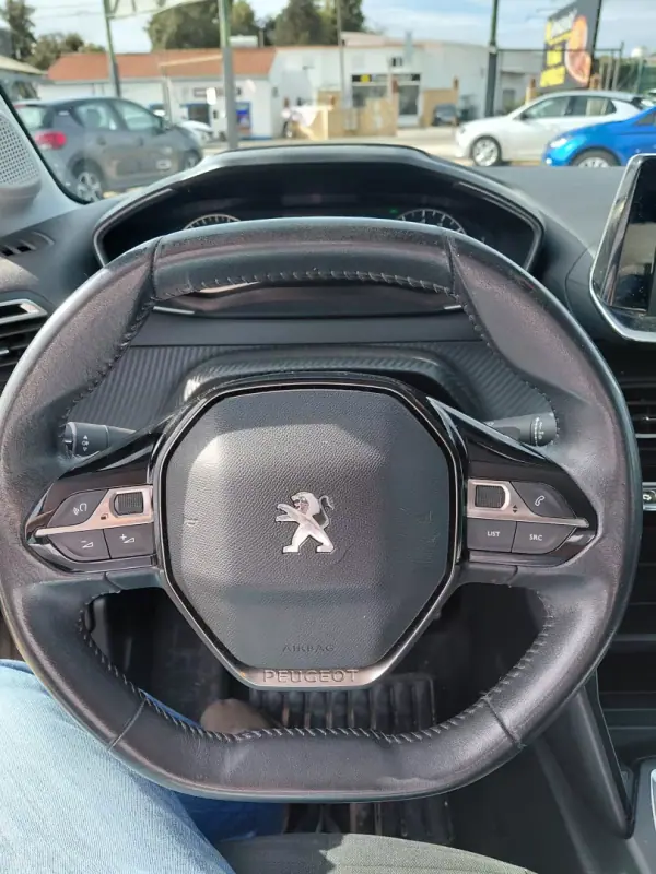 Peugeot 208 2022 - 13900 EUR, 75000 km - 75000km - foto 4 de 10