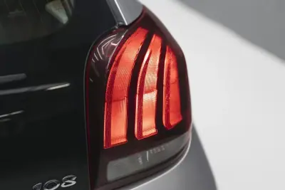 Peugeot 108 2017 - 9500 EUR, 49390 km - AUTO.MOTO.pt - 49390km - foto 33 de 45