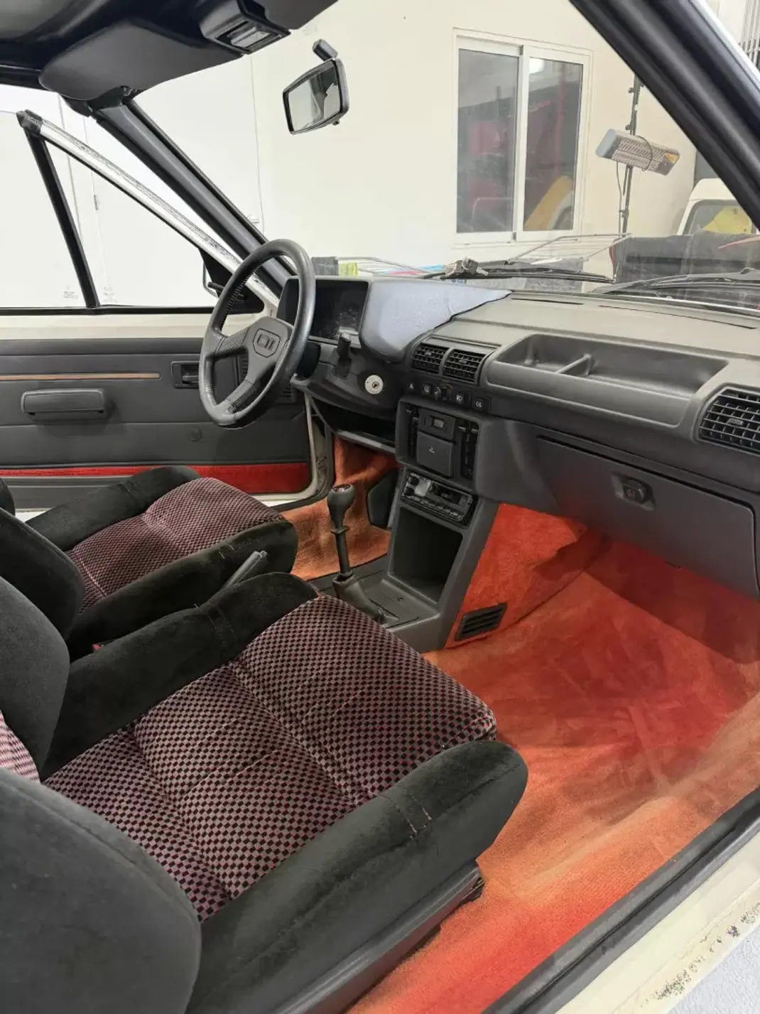 Peugeot 205 Cabrio 1987 - 8980 EUR, 170000 km - AUTO.MOTO.pt - 170000km - foto 5 de 9