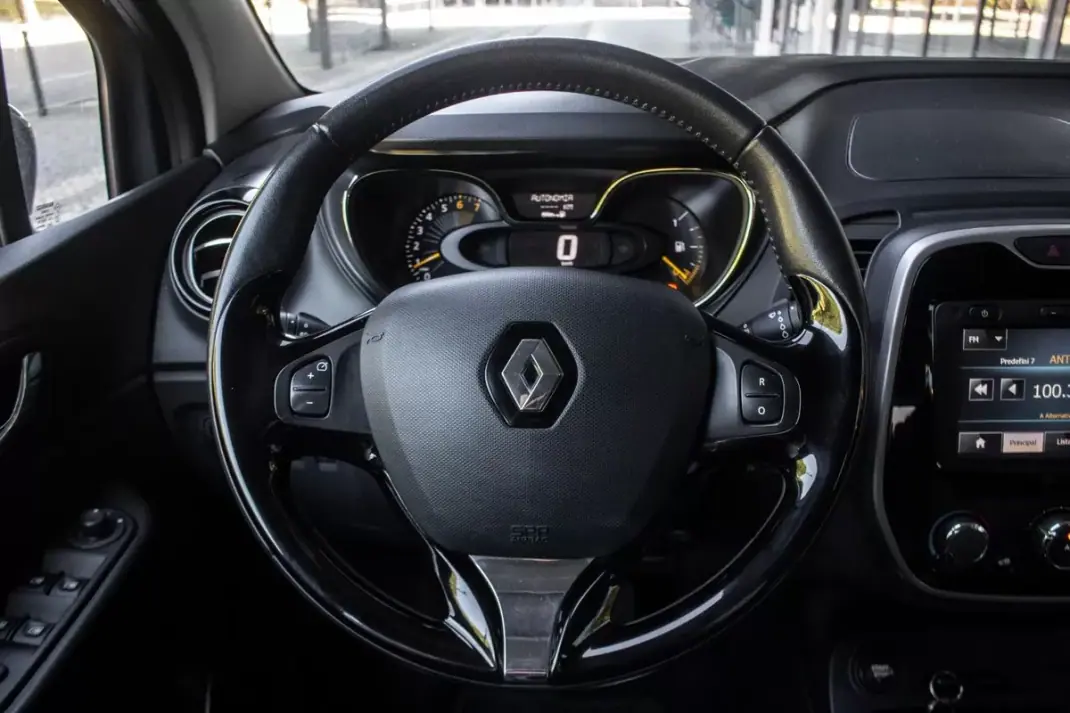 Renault Captur 2014 - 11890 EUR, 81739 km - AUTO.MOTO.pt - 81739km - foto 10 de 35