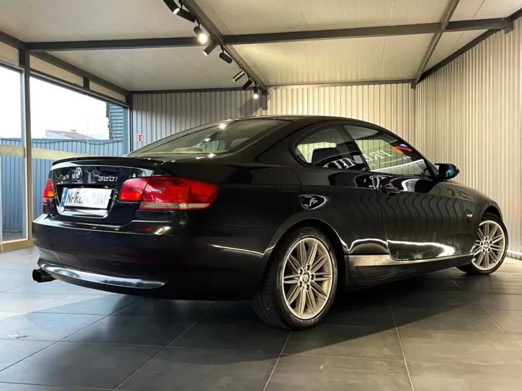 BMW 320 2007 - 13500 EUR, 221000 km - AUTO.MOTO.pt - 221000km - foto 11 de 33