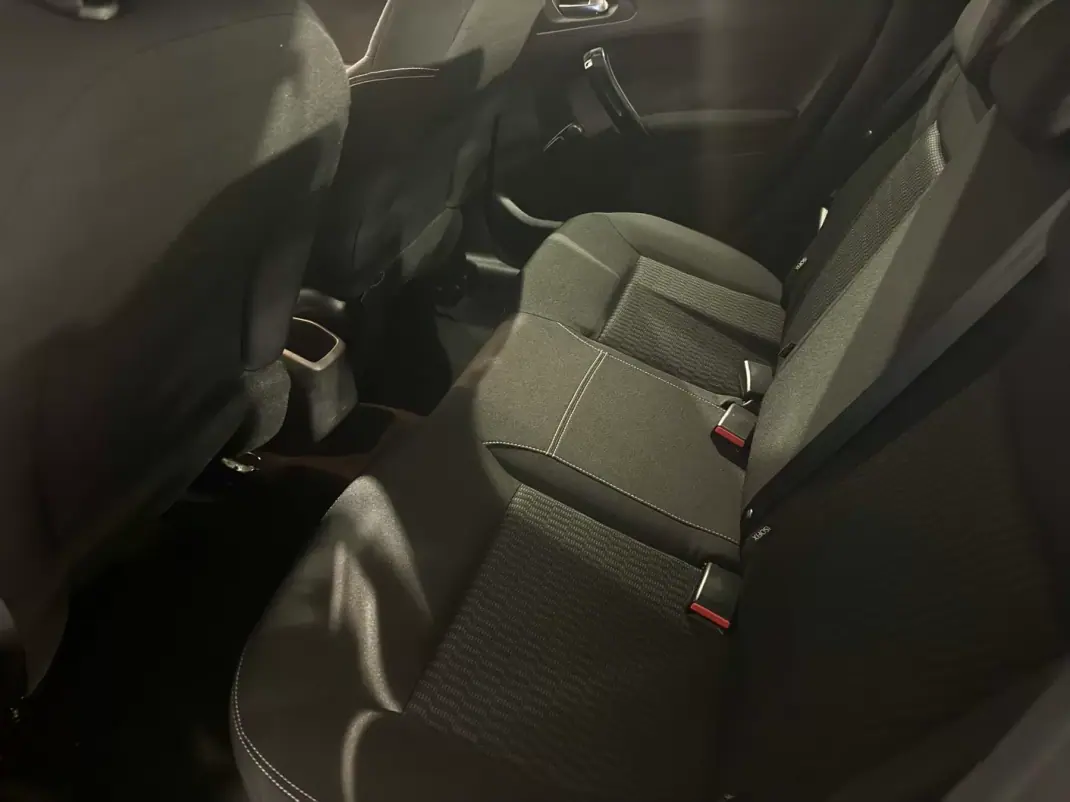 Peugeot 208 2014 - 8990 EUR, 75000 km - AUTO.MOTO.pt - 75000km - foto 8 de 13