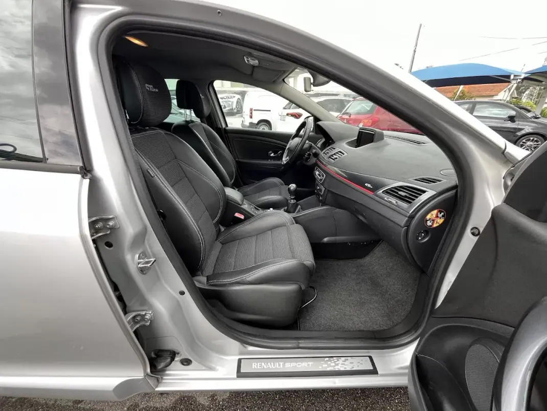 Renault Mégane Sport Tourer 2014 - 7750 EUR, 250000 km - AUTO.MOTO.pt - 250000km - foto 27 de 47