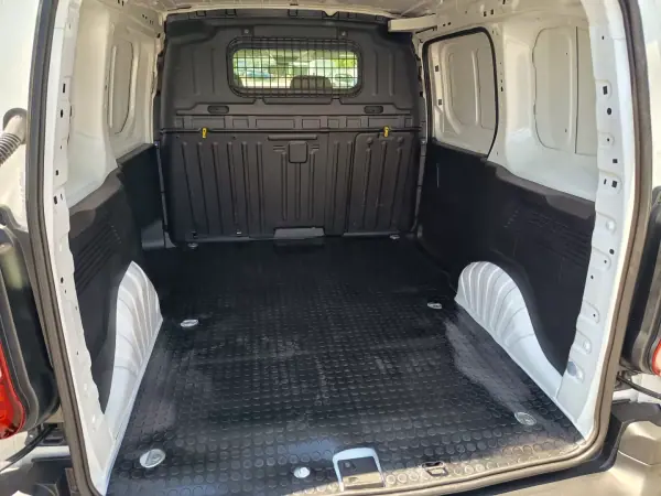 Toyota Proace Verso Electric 2022 - 17990 EUR, 78900 km - AUTO.MOTO.pt - 78900km - foto 10 de 22