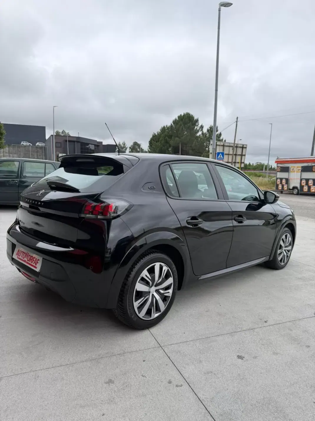Peugeot e-208 2020 - 14500 EUR, 136090 km - AUTO.MOTO.pt - 136090km - foto 6 de 17