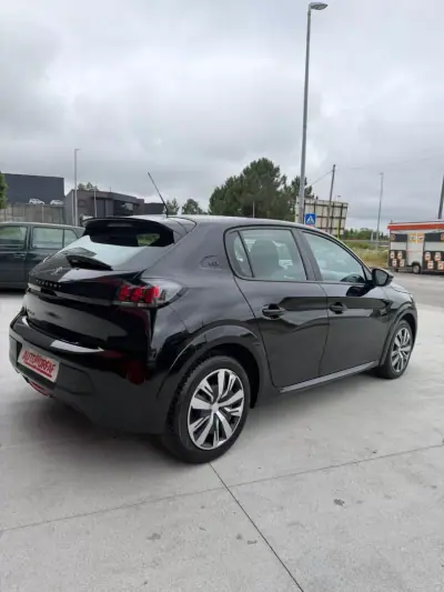 Peugeot e-208 2020 - 14500 EUR, 136090 km - AUTO.MOTO.pt - 136090km - foto 6 de 17