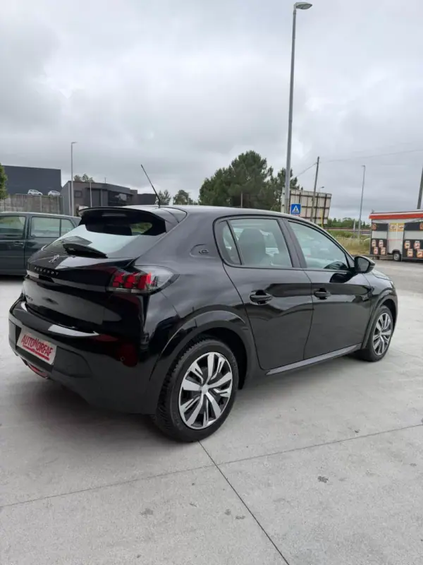 Peugeot e-208 2020 - 14500 EUR, 136090 km - AUTO.MOTO.pt - 136090km - foto 6 de 17