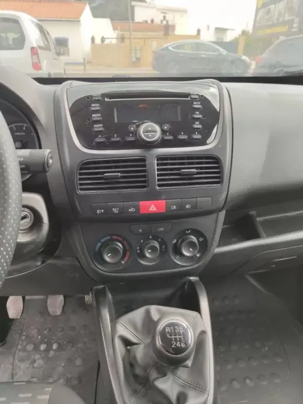 Opel COMBO 2018 - 10950 EUR, 170000 km - AUTO.MOTO.pt - 170000km - foto 5 de 11